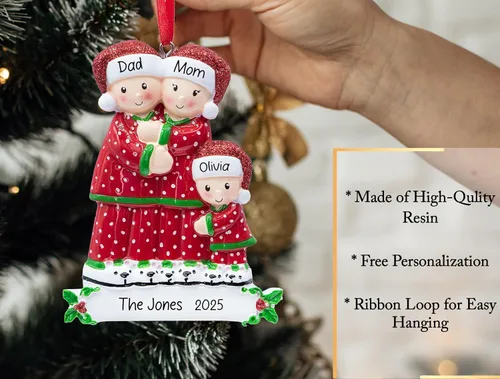 Vista 3 de Adorno de Navidad personalizado de PJ Family of 3 2025 Decoración familiar de pijamas para árbol de Navidad – Recuerdo personalizado único