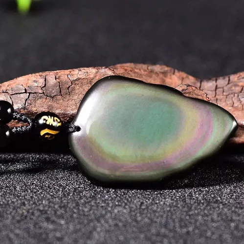 Vista 5 de Collar de yuk yip de hoja de cristal de obsidiana de arcoíris natural con cadena ajustable, Gema, obsidiana