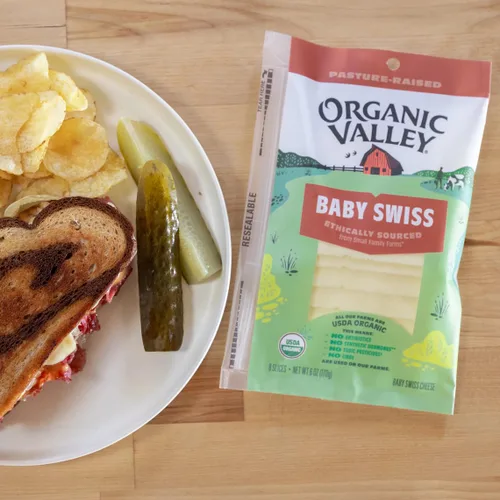 Vista 3 de Organic Valley. Rebanadas de queso suizo baby orgánico, estilo Alpino
