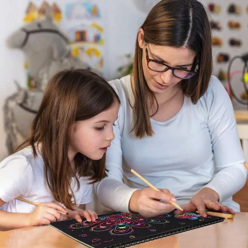 Vista 7 de Paquete de 4 cuadernos de dibujo Scratch Arts para niños, juego de papel de dibujo grande de arco iris para suministros de arte para niños