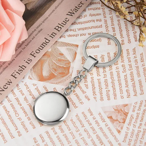 Vista 4 de Llaveros de pareja de acero inoxidable personalizados, con medallón que sostiene fotos para parejas amantes