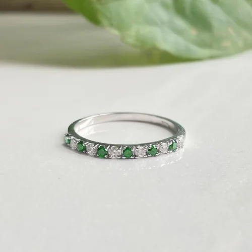 Vista 6 de Alianza de boda de media eternidad con esmeralda verde alternativa y diamante blanco para mujer, anillo de boda de esmeralda verde con acabado