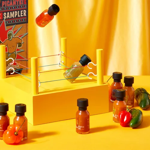 Vista 5 de Thoughtfully Gourmet, Luchador Hot Sauce Book Set de regalo, sabores incluyen bourbon ahumado, habanero, ajo del Fuego y más, muestra de salsa