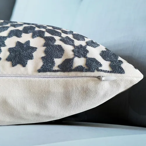 Vista 3 de Funda de almohada de algodón, diseño de bolero. Funda decorativa con diseño geométrico. En lona de algodón. Bordado, con costuras en cadena. 1pc