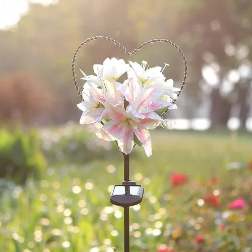 Vista 4 de Starryfill Luces solares de jardín al aire libre en forma de corazón con flores de lirio blanco, luces de estaca de metal con 25 LED blanco cálido
