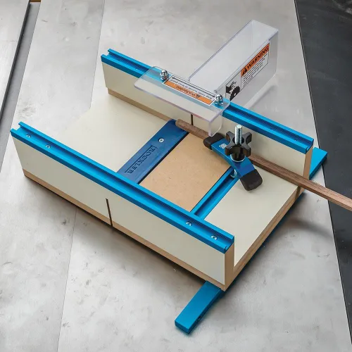 Vista 3 de Rockler Trineo de Corte Transversal para Piezas Pequeñas - Kit de Trineo para Sierra de Mesa Incluye Protector de Hoja, Tope de Riel de Inglete