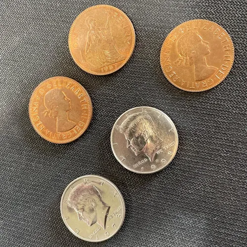 Vista 5 de Ted's Sterling Magic Saltando mitades Sol y Luna, Medio Dólar y Truco de Moneda Penny Inglés (Shell no expandido)