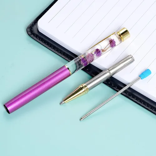 Vista 4 de 10 bolígrafos líquidos florales de metal rosa con 10 repuestos adicionales, tinta azul, bolígrafos de colores, bolígrafos recargables, suministros