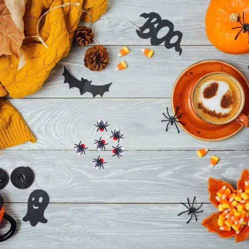 Vista 8 de 50 mini moscas de plástico: pequeñas moscas realistas para trucos de broma, broma de utilería de Halloween para fiestas de inocentes de abril