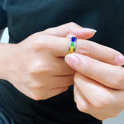 Vista 3 de Anillo giratorio cuadrado con arco iris LGBT para mujeres, hombres, parejas, alivio del estrés, anillo giratorio de acero inoxidable Love Is Love