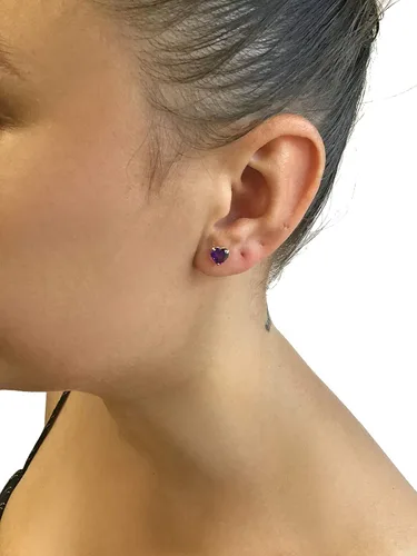 Vista 2 de Aretes de tuerca con forma de corazón con piedras preciosas de 0.236 in para mujer, en oro amarillo de 10 quilates con forma de corazón Lavari