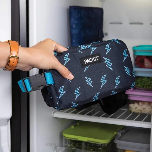 Vista 5 de PackIt Caja de aperitivos refrigerable, Striped Bolts, construida con tecnología ECOFREEZE, plegable, reutilizable, cierre con cremallera con asa