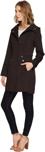 Vista 2 de Cole Haan Chaqueta de lluvia con capucha plegable con lazo trasero para mujer
