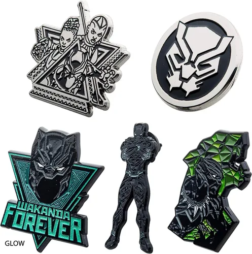 Vista 3 de Marvel Studios Black Panther Wakanda Forever - Juego de 5 pines de solapa con base de metal y esmalte con una caja de ventana oficial de Wakanda