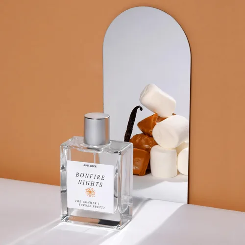 Vista 4 de Just Juice - Las noches de hoguera de The Summer I Turned Pretty - Perfume de especias cálidas y vainilla tostada para mujeres y hombres - 0.3 oz