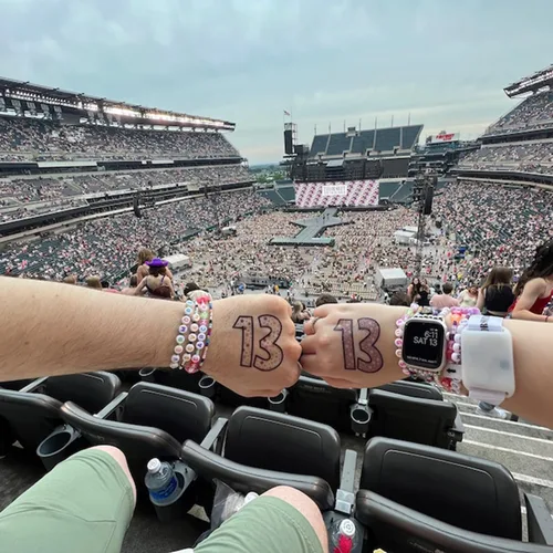 Vista 7 de YDJIA 2 pulseras de la amistad para concierto de Taylor, trajes de gira de época, álbum de música, karma medianoches, amante del folklore reputación