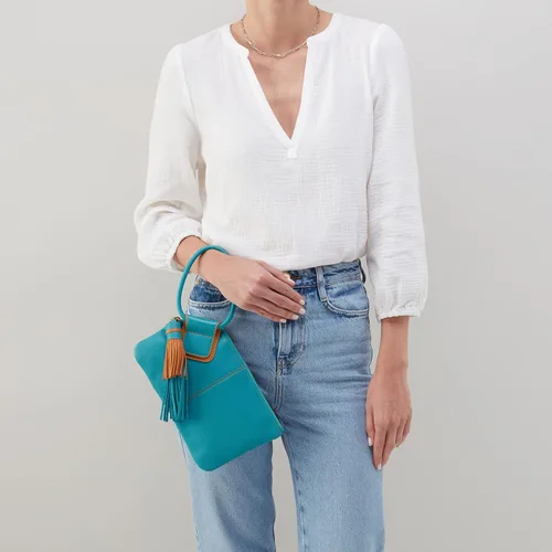 Vista 2 de HOBO Sable - Bolsa de muñeca para mujer, construcción de cuero pulido con correa de muñeca circular, bolsa práctica y compacta
