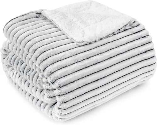 Vista 13 de PAVILIA Manta negra de forro polar Sherpa para sofá, manta suave y mullida, manta Sherpa de franela esponjosa para sofá, cálida manta de invierno