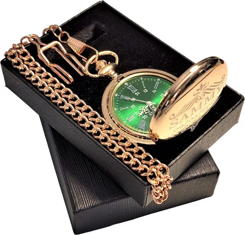 Vista 2 de Reloj de bolsillo grabado, reloj con esfera verde con números romanos, viene con cadena, caja y grabado. Reloj de bolsillo estilo vintage