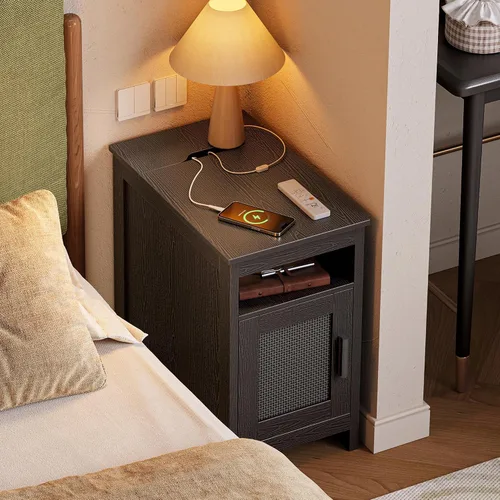 Vista 5 de Huuger Mesita de noche estrecha, mesa auxiliar con estación de carga, puerto USB-C, mesa auxiliar de ratán con gabinete y estante abierto, ratán