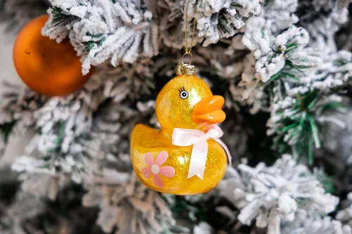 Vista 6 de Juego de 2 adornos de pato de goma de vidrio soplado a mano para árbol de Navidad, lindo adorno de Navidad de pato de goma de vidrio colgante