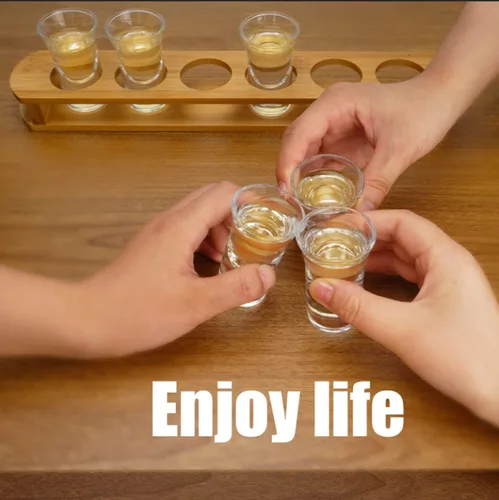 Vista 12 de D&Z Vasos de chupito de 1 oz con soporte, juego de vasos de chupito en bandeja de madera de bambú, 6 vasos de chupito de base pesada para whisky