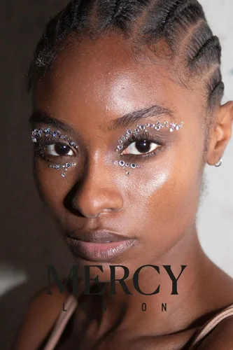 Vista 4 de Joyas de cara deslumbrante por Mercy London Eye Liner Crystal Accesorios para disfraz de cara, joyas todo en uno, tocado de Halloween adhesivo