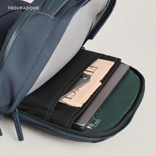 Vista 5 de Mochila para portátil Troubadour Apex Compact 16L de alta calidad - Ergonómica y resistente al agua - Diseñada para trabajo y viajes - Azul marino