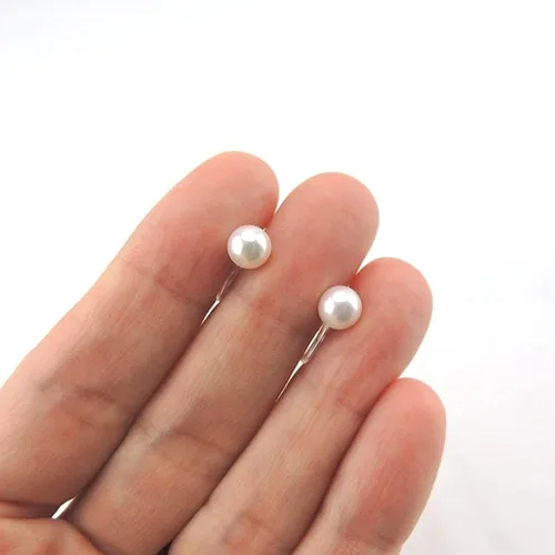 Vista 3 de Pendientes redondos con clip invisible de perlas de concha de imitación para orejas sin perforaciones (0.236 in, blanco)