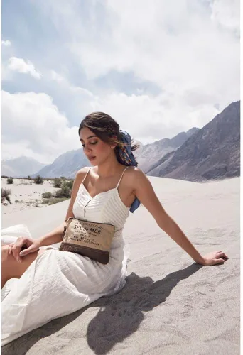 Vista 6 de Myra Bag Western Upcycled - Bolsa de mano para mujer, de lona, de piel, para muñeca, talla única