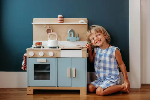 Vista 6 de Tender Leaf Toys Mini Chef Home Kitchen – Cocina de madera totalmente equipada con accesorios para cocinar – Desarrolla habilidades sociales