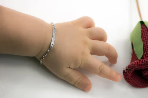 Vista 9 de Baby Name Bar ID Bracelet Gold Plated Personalized Baby Gifts 16k Gold Dainty Hand Stamp Customized Newborn to Children First Birthday Great Gift