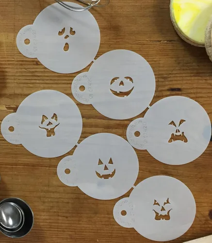 Vista 3 de Designer Stencils 742 mini plantillas de galletas Jack-o-Lantern Faces, Beige/semitransparentes