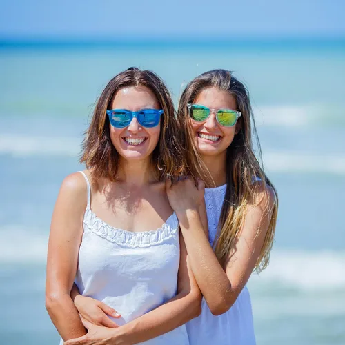 Vista 4 de Paquete de 1224 gafas de sol espejadas coloridas con marco transparente de neón retro de los años 80 y 90 a granel para hombres y mujeres