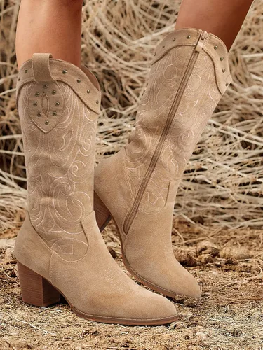 Vista 3 de SHIBEVER Botas vaqueras vaqueras para mujer bota de media pantorrilla con punta occidental con tacón grueso bordado de gamuza