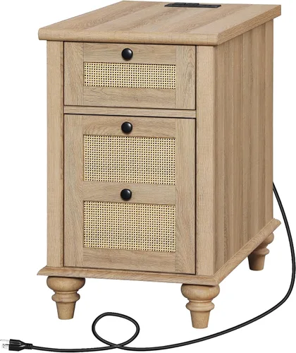 Vista 8 de WAMPAT Mesa auxiliar de granja con estación de carga, mesa auxiliar de madera con tomas de corriente y puertos USB, mesita de noche de ratán