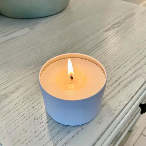 Vista 3 de Vela perfumada Field + Fleur Blue Seaside en lata blanca. Vela 100% cera de soja, 6 onzas
