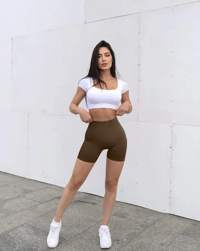 Vista 5 de OQQ Pantalones cortos de 3 piezas para mujer, sin costuras, cintura alta, levantamiento de glúteos, fruncidos, bolsillos laterales
