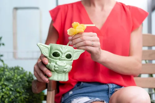 Vista 6 de Geeki Tikis Star Wars: The Mandalorian The Child Baby Yoda Taza Taza de cerámica coleccionable oficial de Star Wars estilo Tiki Capacidad