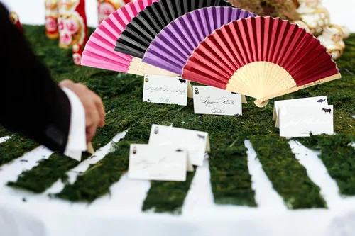 Vista 7 de Ventilador de seda plegable personalizado, abanicos de bambú personalizados para invitados de boda, despedida de soltera, baile, fiesta, decoración