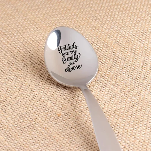 Vista 4 de Cuchara grabada para regalar a un amigo para él y ella, regalo de cuchara con texto en inglés "Friend's are the Family", regalo inspirador
