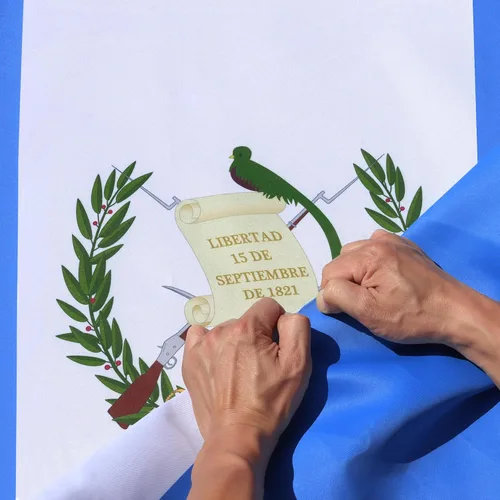 Vista 7 de Anley Fly Breeze - Bandera de Guatemala de 3 x 5 pies, color vivo y a prueba de decoloración, cabecera de lona y doble costura, banderas
