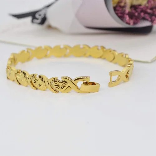Vista 2 de LVYE Pulsera de cadena chapada en oro de 18 quilates diseño de corazón pulsera de latón macizo Forever Love Metal