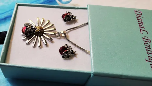 Vista 6 de Hermoso collar y aretes con colgante de mariquita en tono plateado, cadena de 19 pulgadas, joyería de moda en caja de regalo, Diamante de imitación