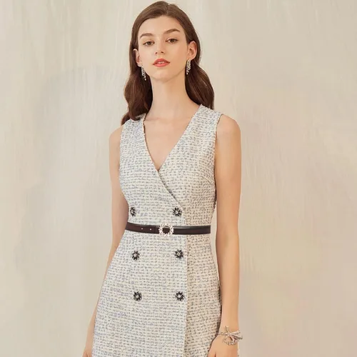 Vista 175 de Cinturón de cuero clásico con hebilla de metal para mujer con vestido de jeans
