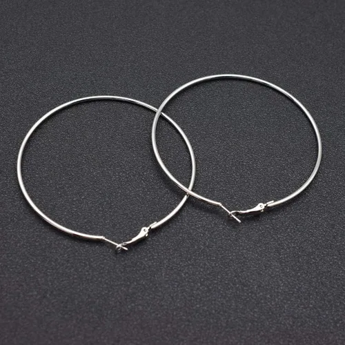 Vista 4 de Aretes de aro de baloncesto hipoalergénicos extra grandes para mujeres y hombres, aretes de aro grandes y finos, Metal, No es una piedra preciosa