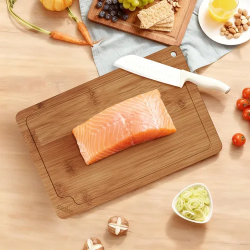 Vista 9 de Tablas de cortar de bambú para cocina, juego de tablas de cortar de madera con ranuras para jugos y asas incorporadas, fácil almacenamiento