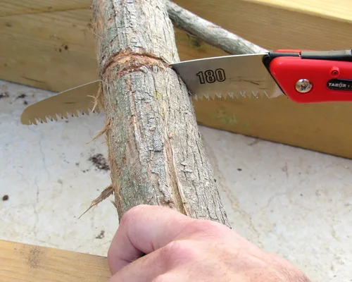 Vista 5 de TABOR TOOLS Sierra plegable con hoja curvada de 8 pulgadas y mango de agarre resistente, sierra de mano para podar árboles, recortar ramas, acampar