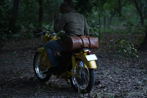 Vista 5 de Bolsa de lona para motocicleta de cuero genuino de grano completo resistente de inspiración militar Alforja Bolsa de fin de semana Con correas