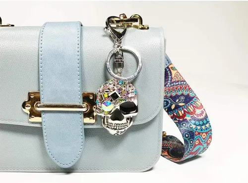 Vista 5 de YGMONER Llavero de cabeza de calavera de cristal, llavero brillante para automóvil y accesorio de bolsa con bolsa de regalo (calavera)